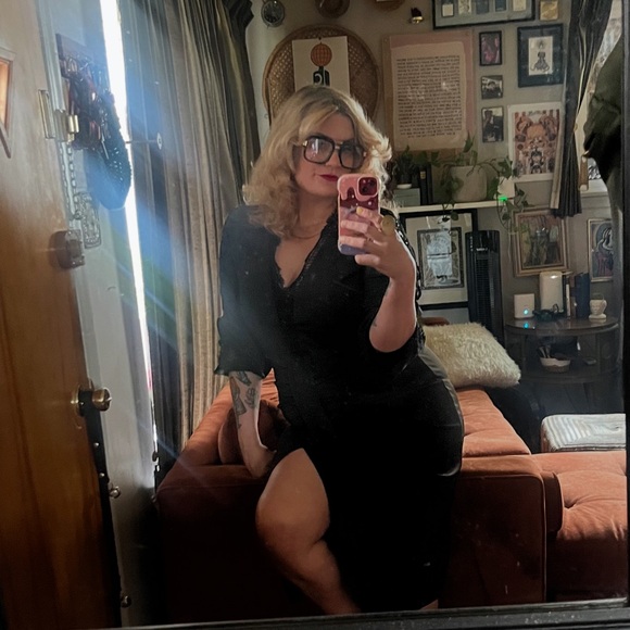 Elegant Black Lace Sleeve Dress - Picture 2 of 11